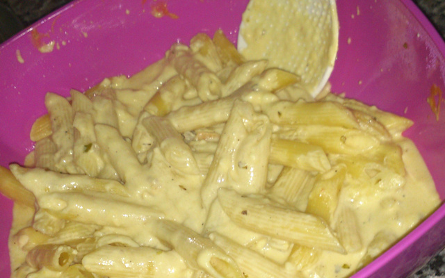 Macarrão, queijos e mostarda