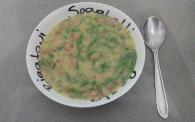 Caldo de cebola com couve