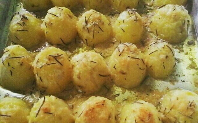Batata bolinha com alecrim