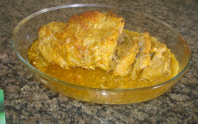 Pernil assado ao molho de cebola