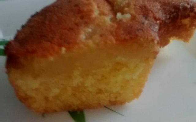Bolo de fubá com parmesão levemente cremoso (sem farinha de trigo)