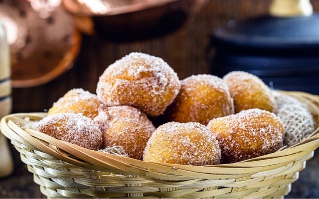 Bolinho de chuva sem glúten e sem ovo dentro de cestinha