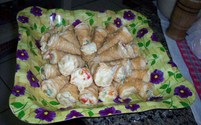 Canudinho recheado (salada com maionese)