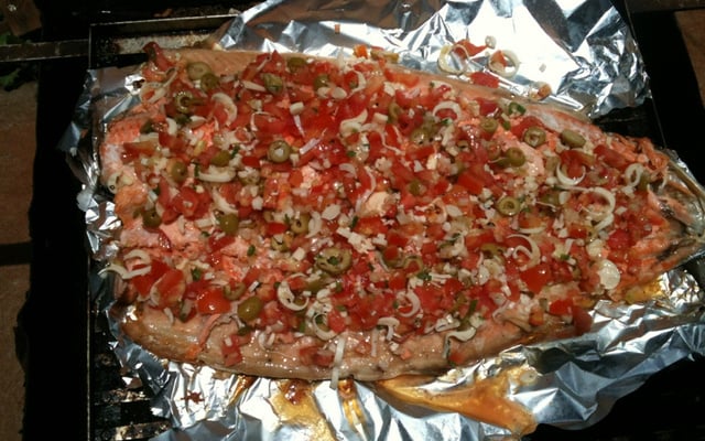 Salmão assado na churraqueira