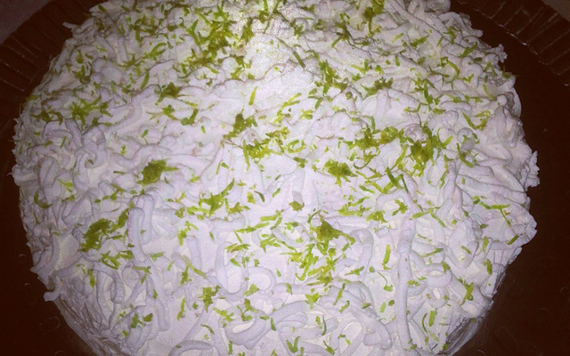 Bolo recheado de mousse de limão