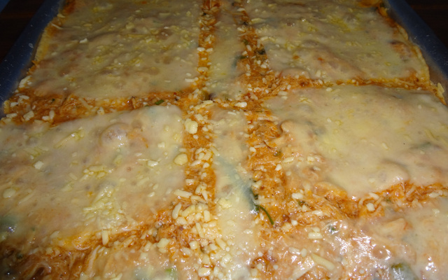 Lasanha de frango com massa de panqueca leve