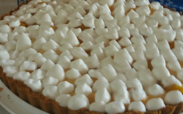 Torta de biscoito triturado com pêssego