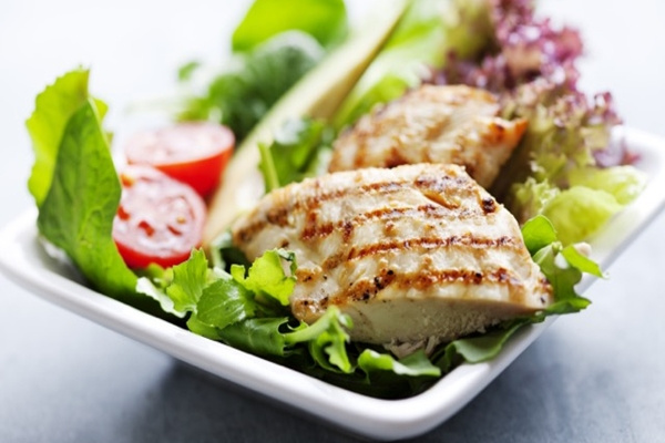 Salada de frango marinado no óleo de café e tangerina