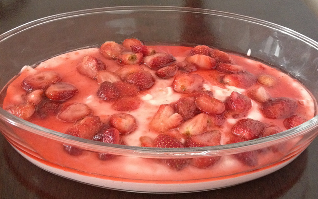 Danoninho com calda de morango