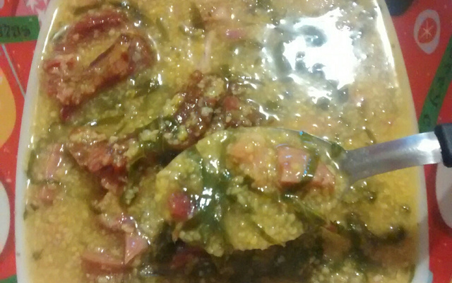 Canjiquinha de milho com costelinha de porco