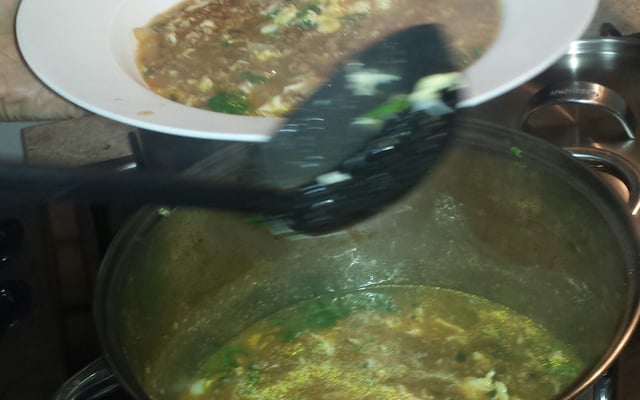 Caldo de carne com ovo