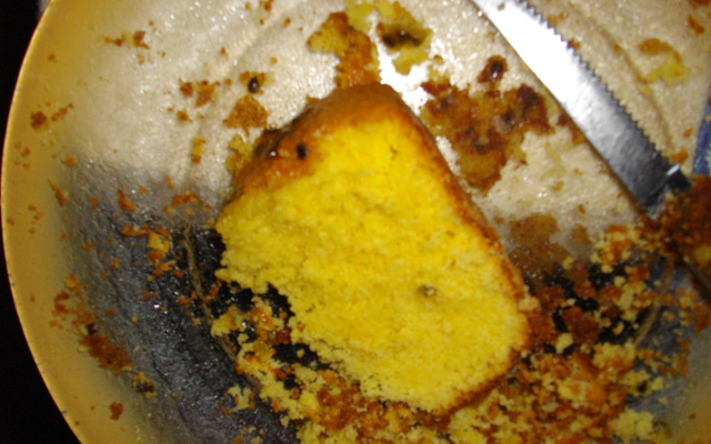 Bolo de maracujá com calda de maracujá