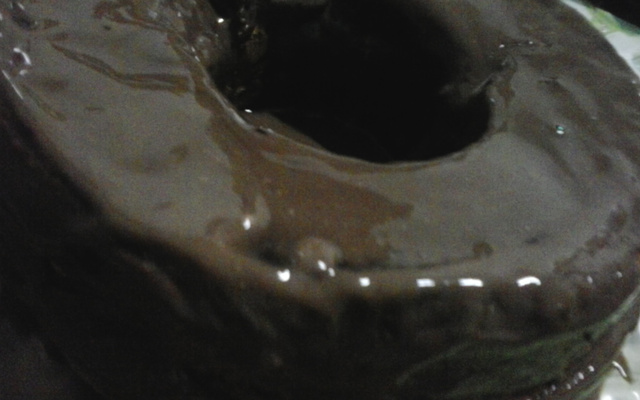 Bolo de melão com calda de chocolate