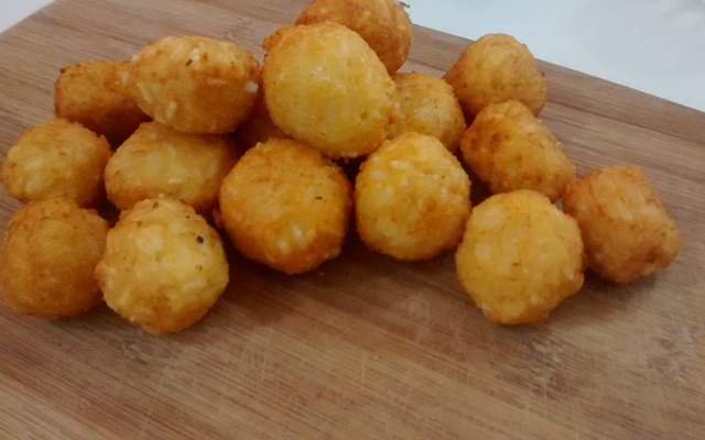 Bolinho de arroz com queijo recheado com requeijão e mussarela