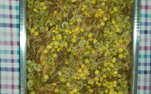 Macarrão à bolonhesa colorido