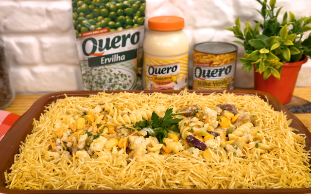 Salpicão de macarrão na travessa