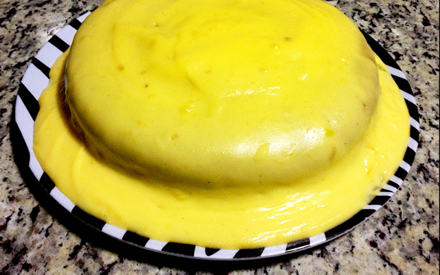 Bolo de laranja com cobertura de laranja