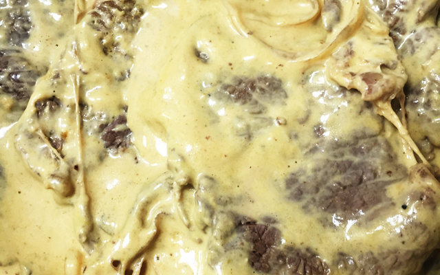 Contra-filé ao molho de mostarda cremoso