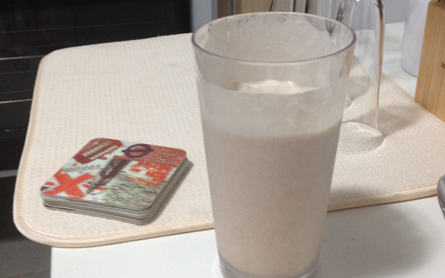 Vitamina proteica de banana sem lactose e sem gluten