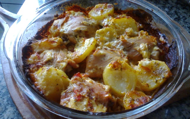 Frango assado com batatas e maionese