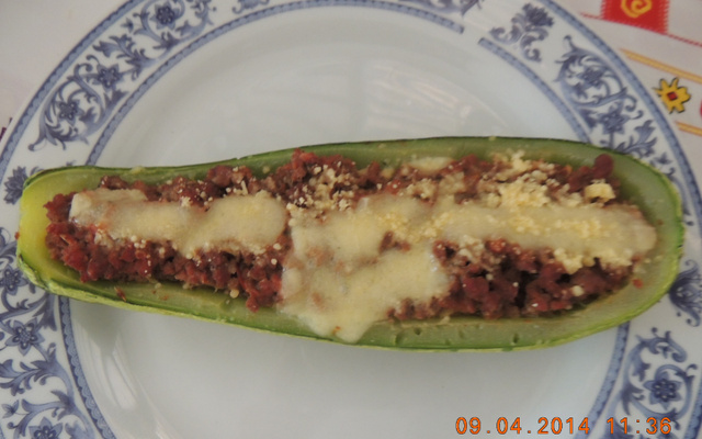 Canoa de abobrinha recheada com carne moída