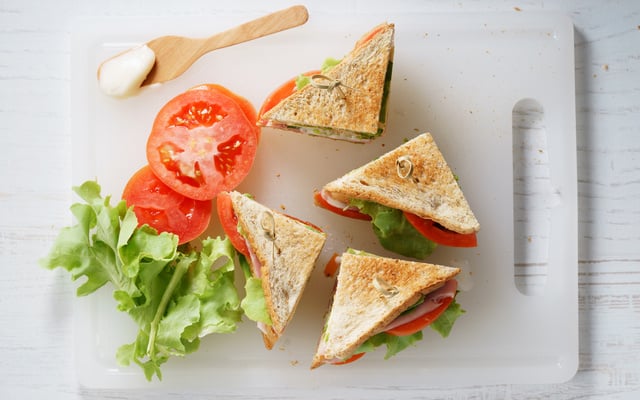 Sanduíche fácil com cream cheese e atum