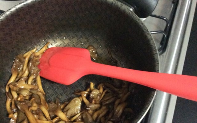 Shimeji na manteiga à brasileira