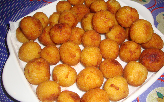 Bolinha de milho com queijo