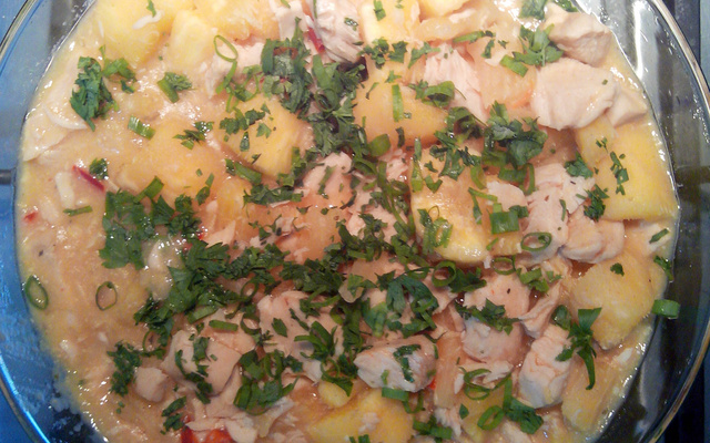 Peito de frango com mandioca e leite de coco