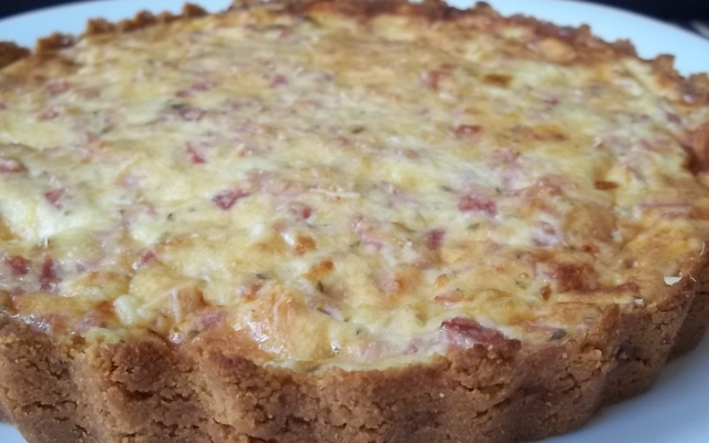 Quiche de queijo e presunto com massa de bolacha água e sal