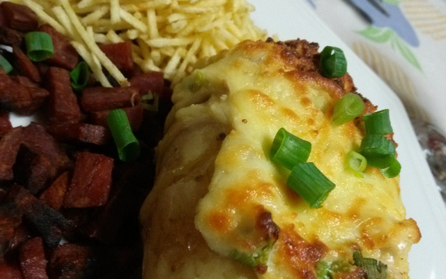 Batata recheada ao molho de queijo com frango