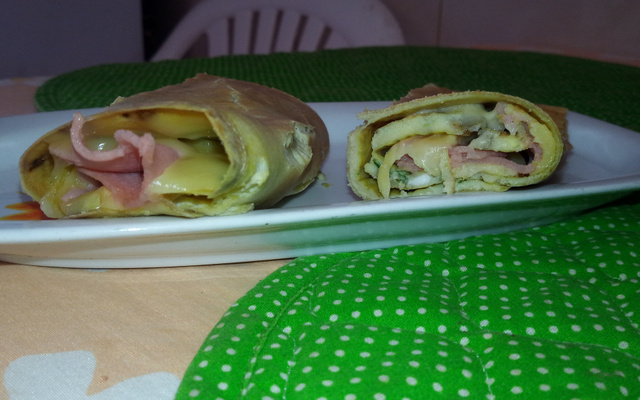 Panqueca de ovo, presunto e queijo