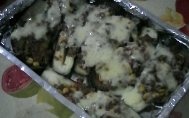 Berinjela recheada com linguiça