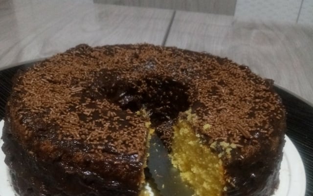 Bolo de milho com cobertura de chocolate