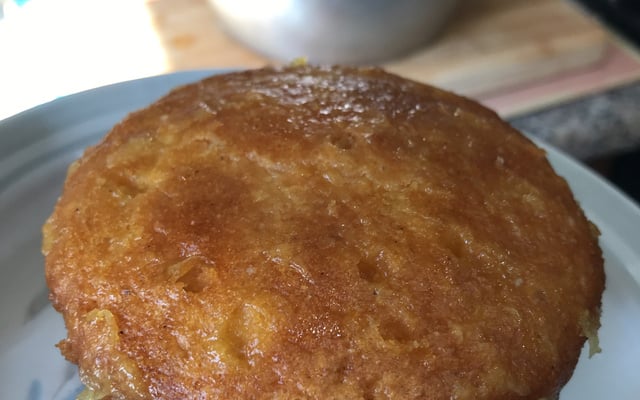 Bolo de fubá com suco de laranja