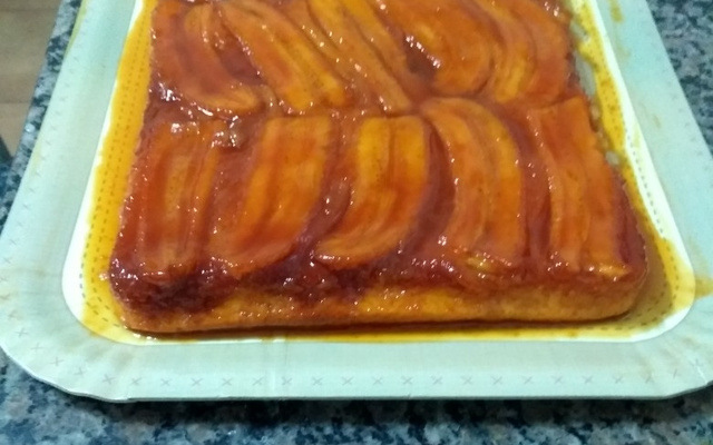 Bolo invertido de banana caramelada de liquidificador