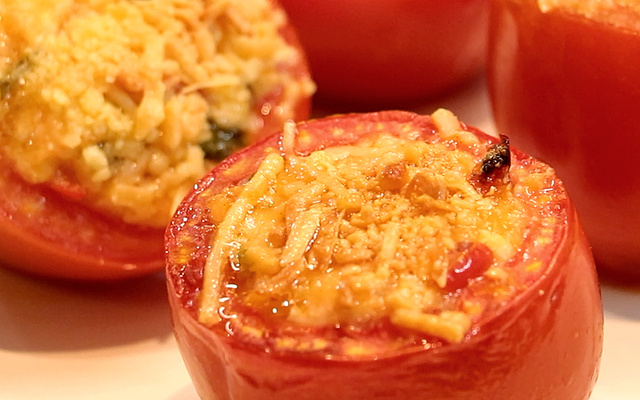 Tomates gratinados com salmão