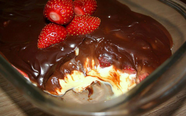 Bombom de morango na travessa