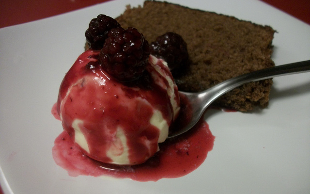 Bolo de chocolate com calda quente de amora