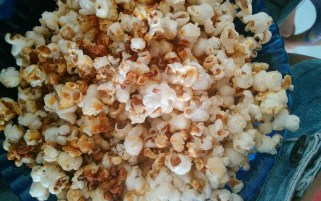 Pipoca de açúcar caramelo