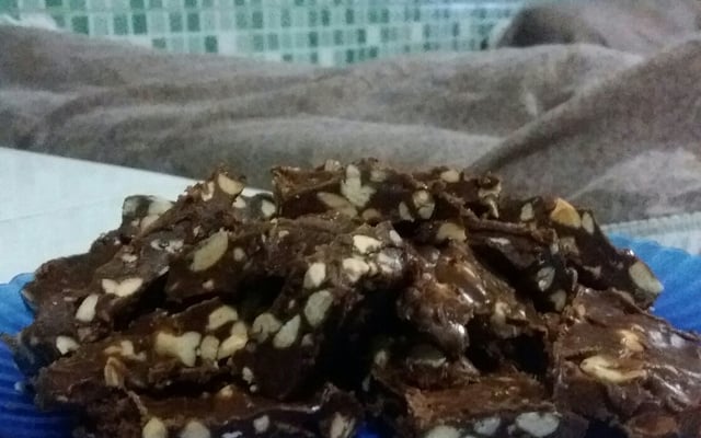 Pé-de-moleque de chocolate