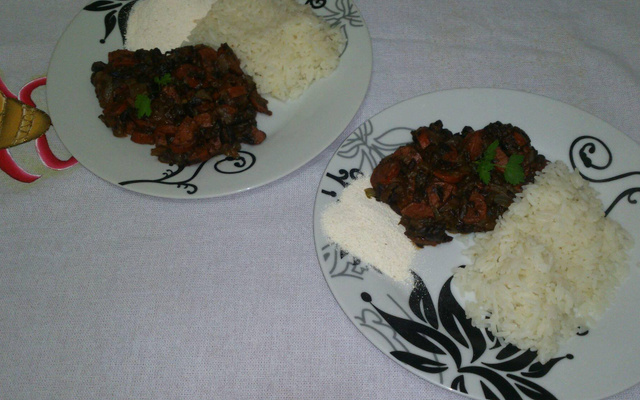 Feijão frito com salsicha