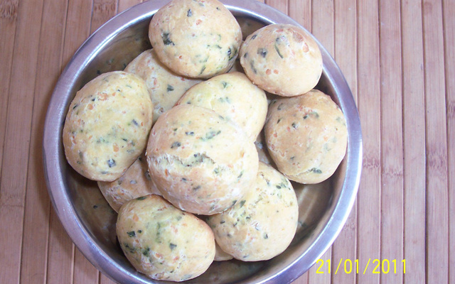 Pãezinhos de ervas e queijo ralado muito fáceis
