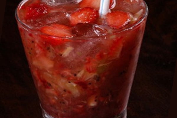 Caipirinha de saquê com morangos