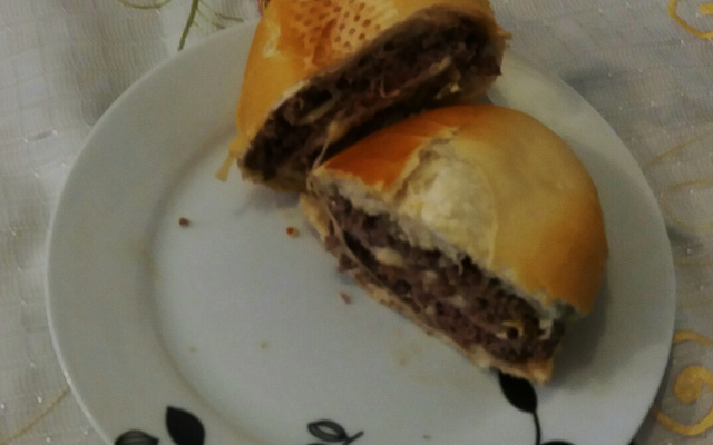 Hambúrguer recheado caseiro