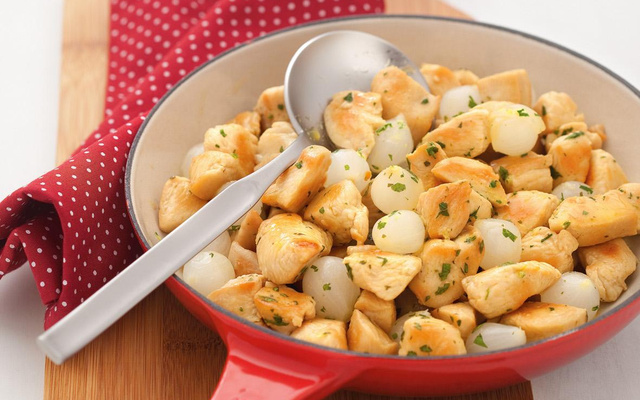 Frango com minicebolas