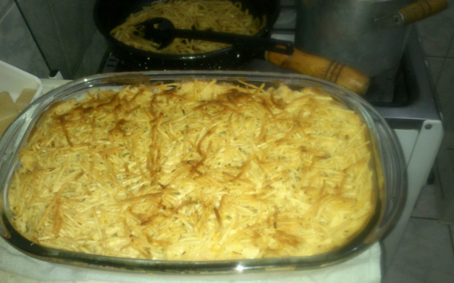 Torta de pão de forma no forno.