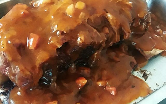 Costela de boi na panela de pressão com molho madeira falso