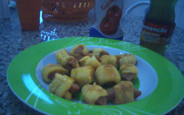 Enroladinho de salsicha frito