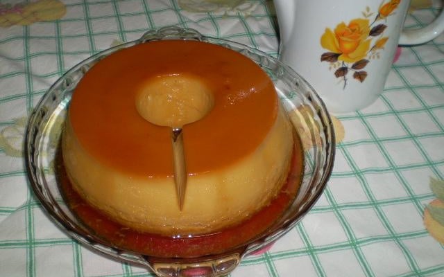 Pudim de doce de leite com coco queimado